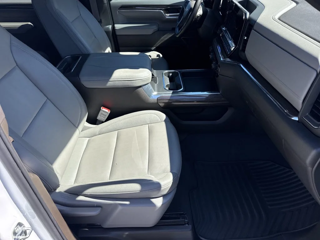Used 2025 White Chevrolet LT image 13