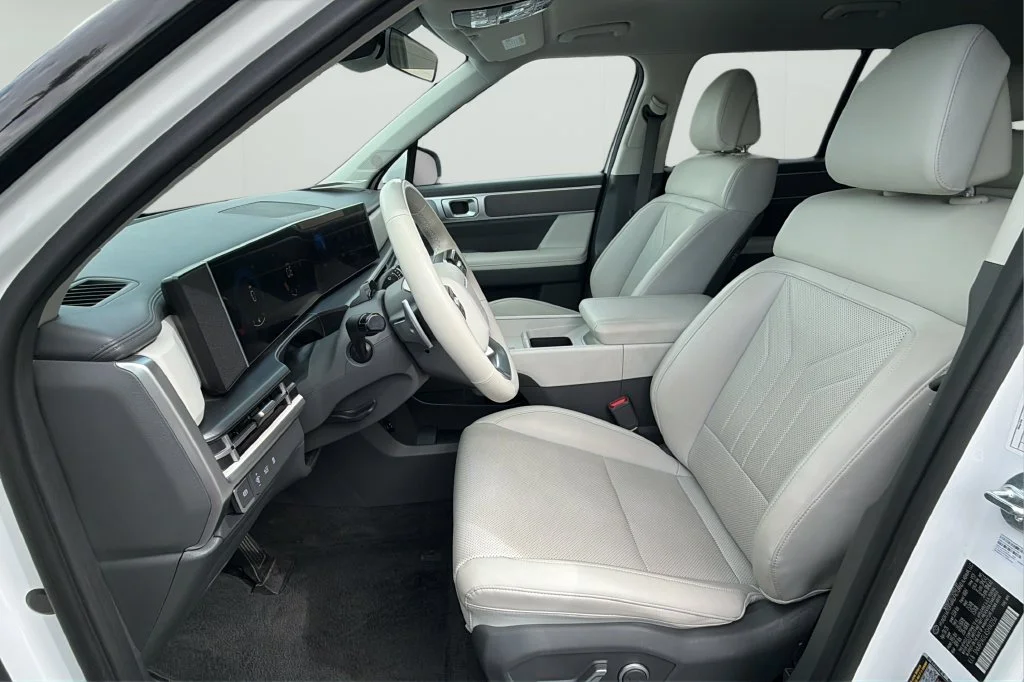 Used 2025 White Hyundai SEL image 18
