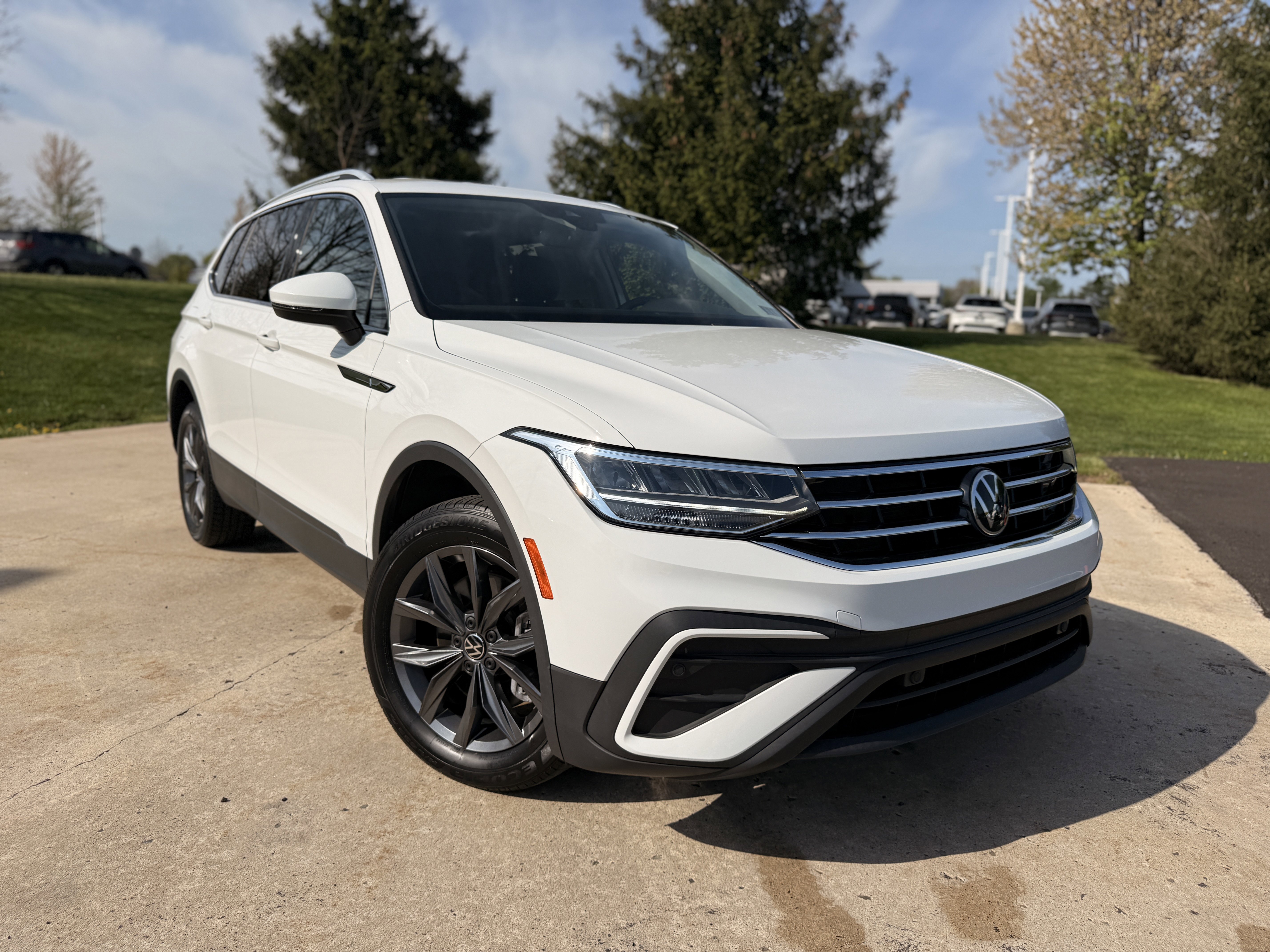 Used 2022  Volkswagen SE image 2