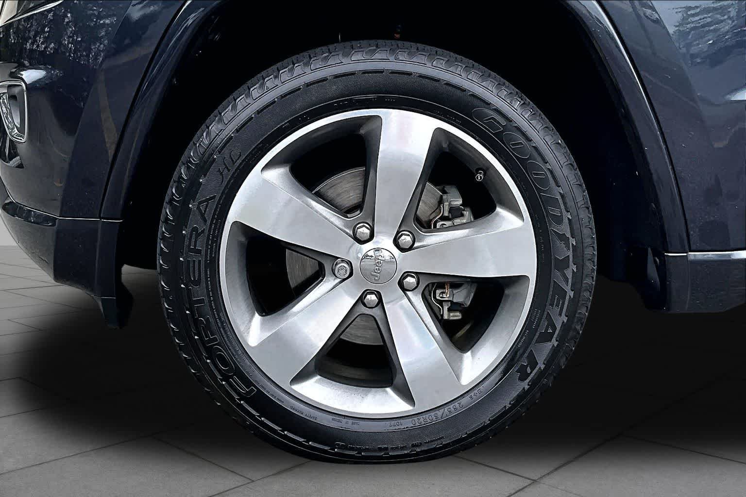 Used 2014 Maximum Steel Metallic Clearcoat Jeep Overland image 10