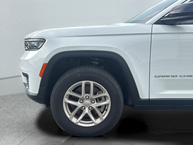 Used 2025 White Jeep Laredo image 38