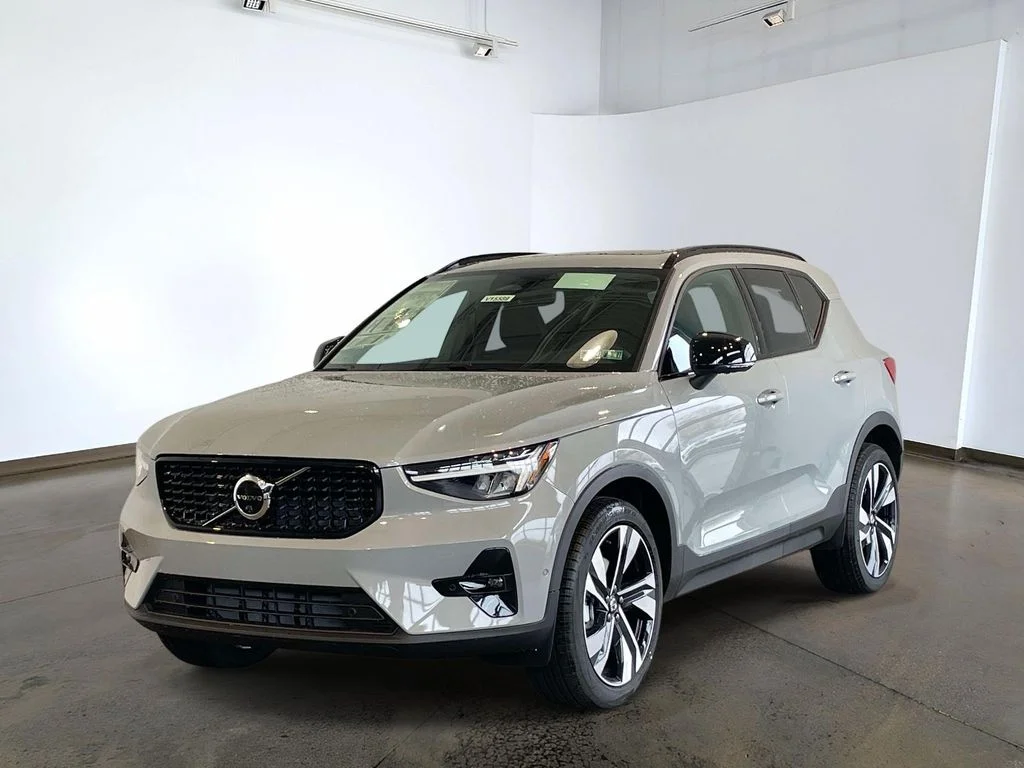 2026 Volvo XC40 B5 Plus Dark AWD's photo