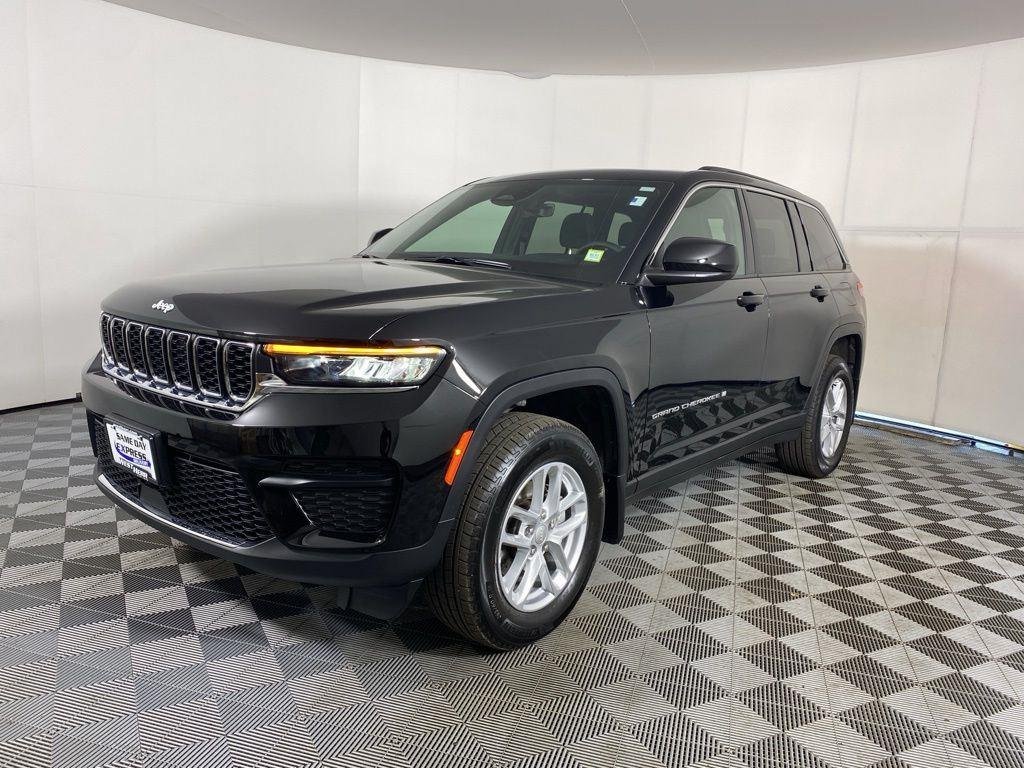 Used 2025 Diamond Black Crystal Pearlcoa Jeep Laredo X image 4