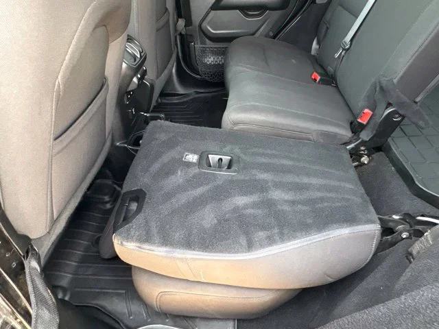 Used 2019  Jeep Sahara image 32