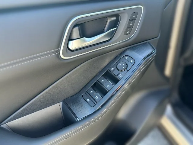 New 2026 Champagne Silver Metallic / Super Black Two-tone Nissan Platinum image 17