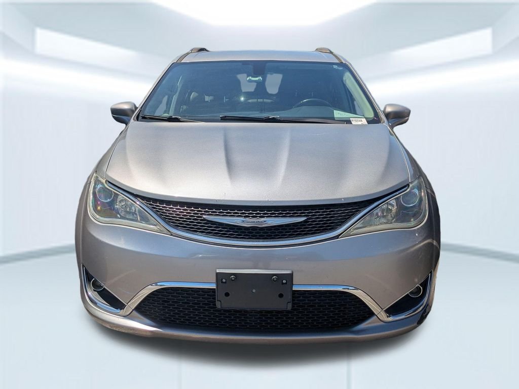 Used 2017 Silver Chrysler Touring L image 4