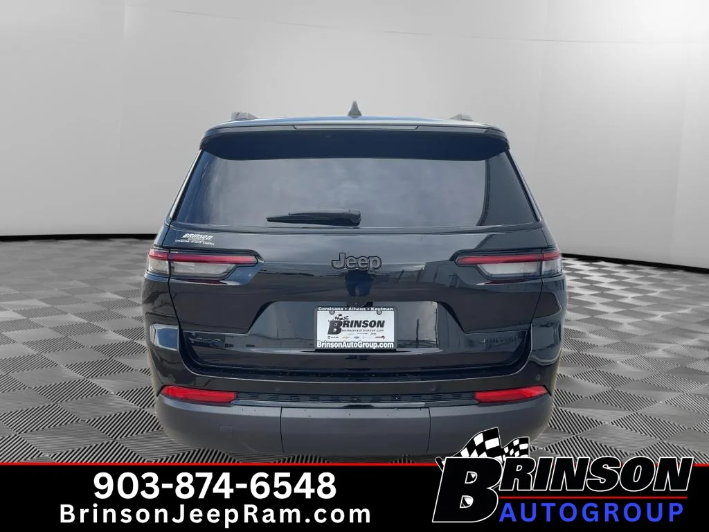 Used 2025 Diamond Black Crystal Pearlcoat Jeep Limited image 6