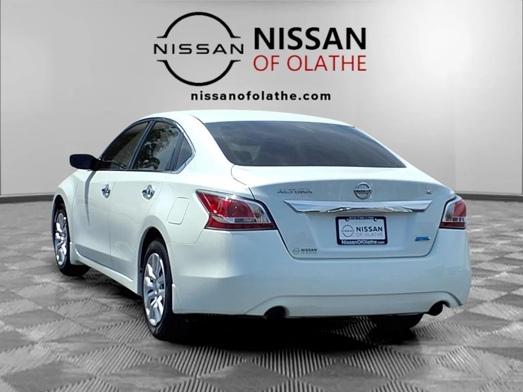 Used 2014 White Nissan 2.5 S image 3
