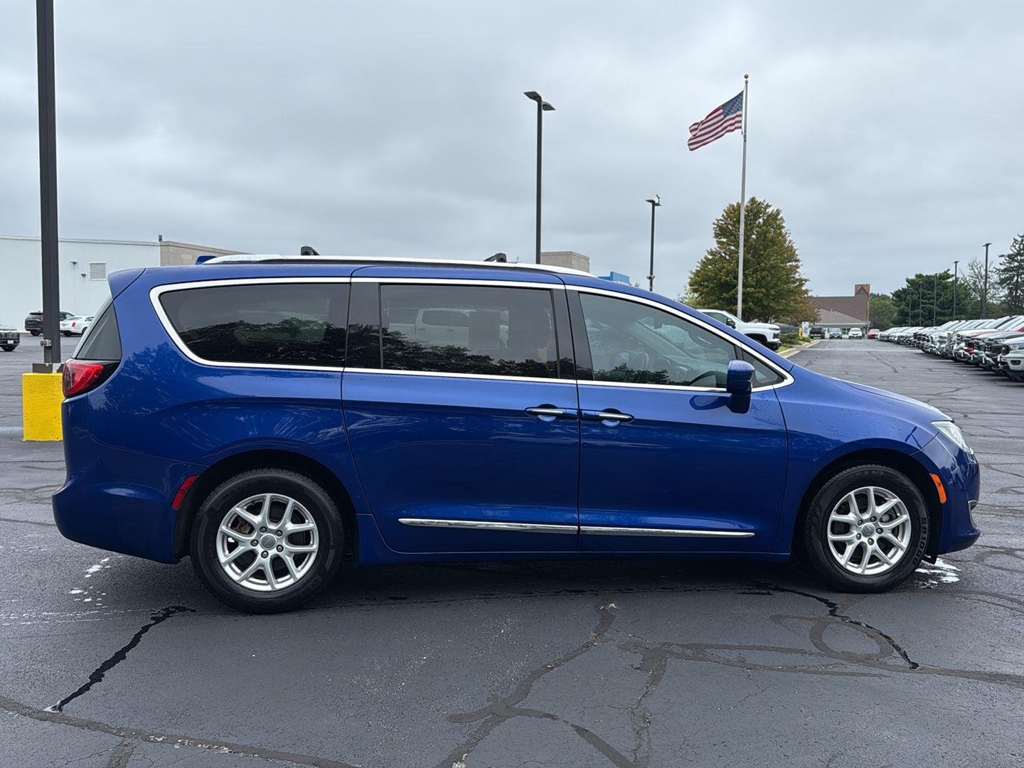 Used 2020 Ocean Blue Metallic Chrysler Touring L image 6