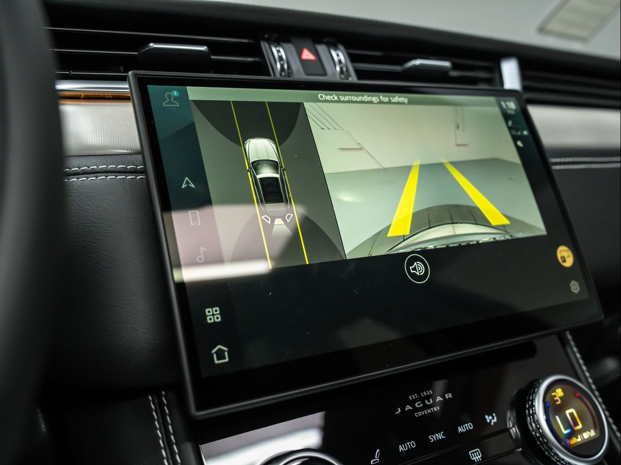 2025 Jaguar F-PACE R-Dynamic S - Photo 27
