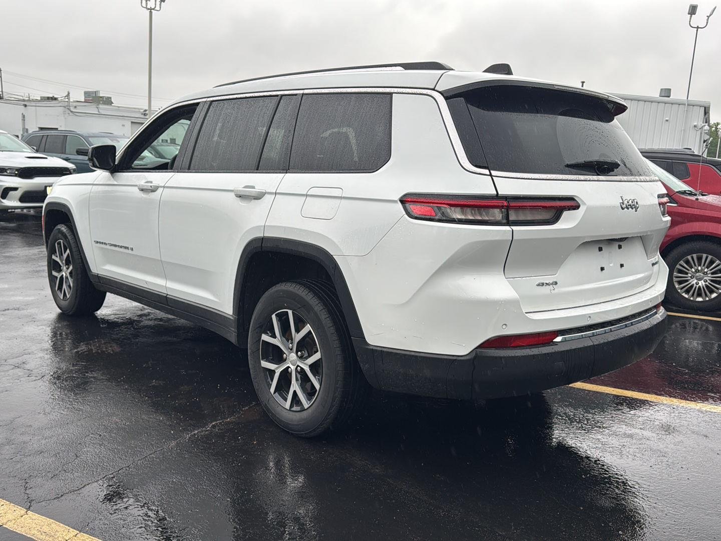 Used 2023  Jeep Limited image 5