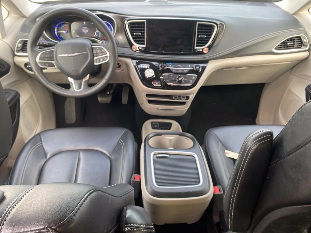 Used 2024 White Chrysler Hybrid Select image 12