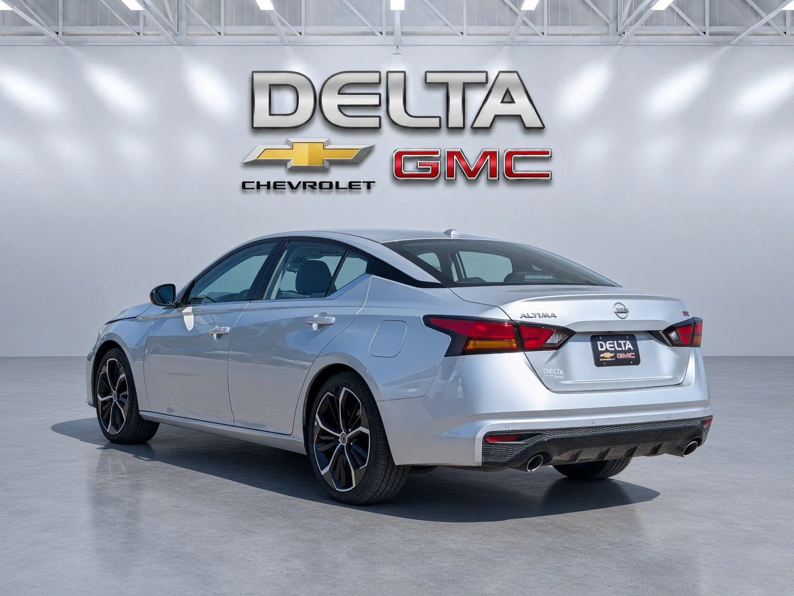 Used 2025 Silver Nissan SR image 3
