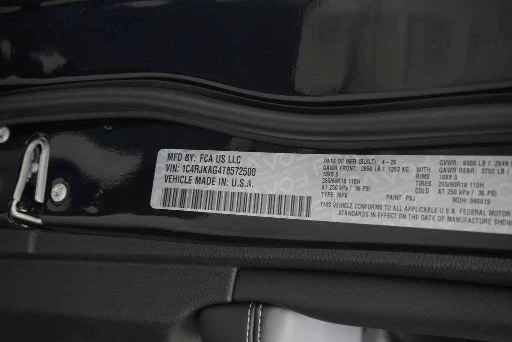 New 2026 Diamond Black Crystal Pearlcoat Jeep Laredo image 41