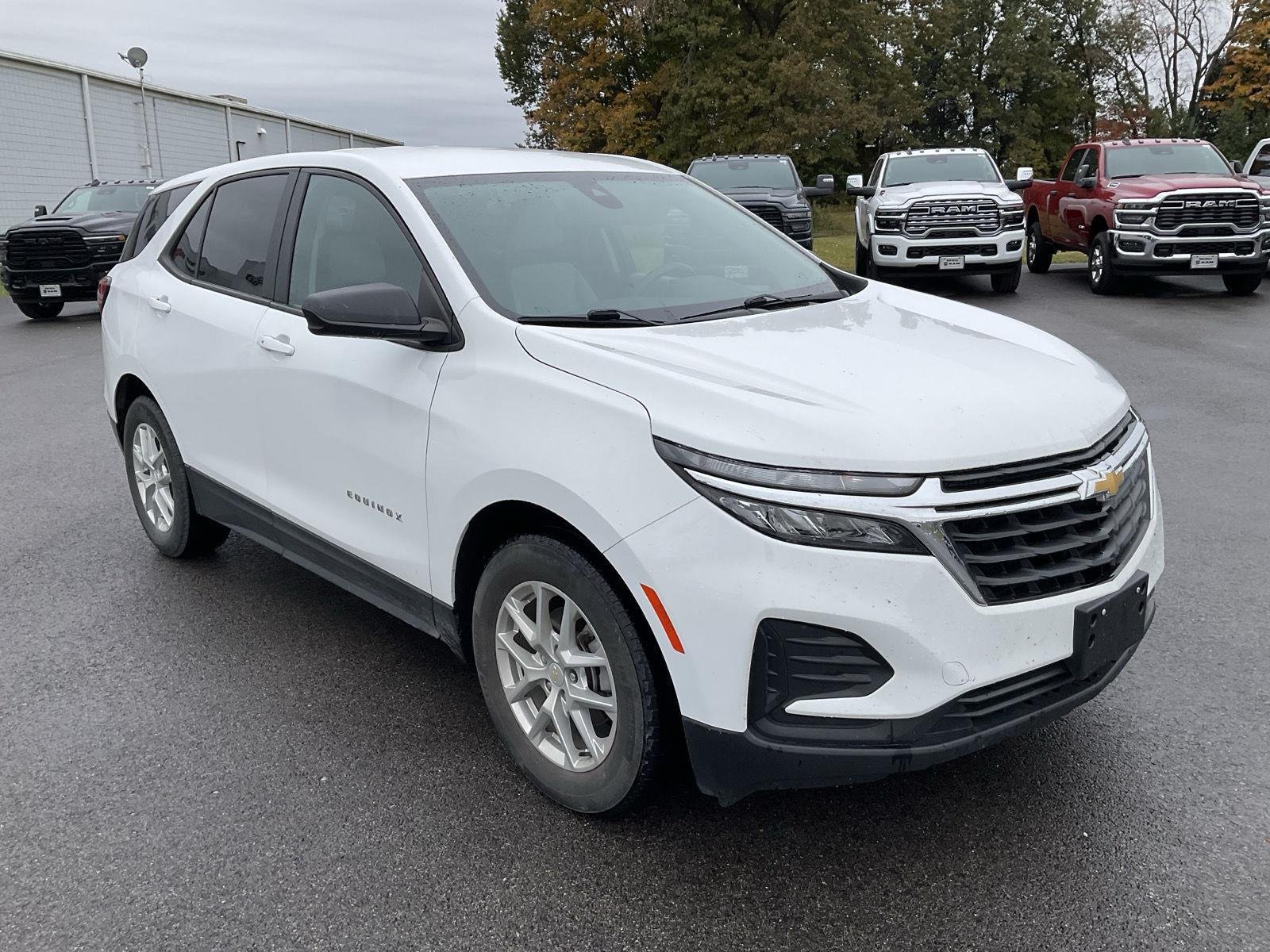 2022 Chevrolet Equinox LS photo 3