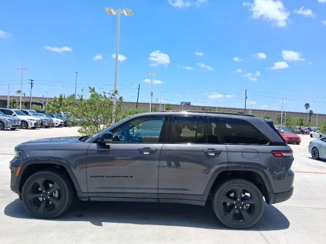 Used 2024 Gray Jeep Altitude image 3