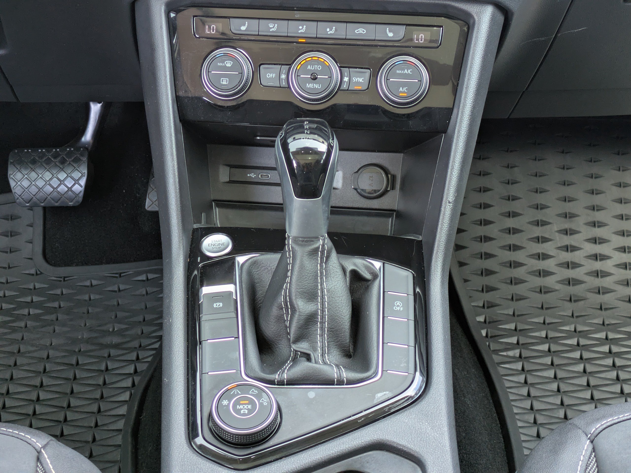 Used 2024  Volkswagen SE image 17