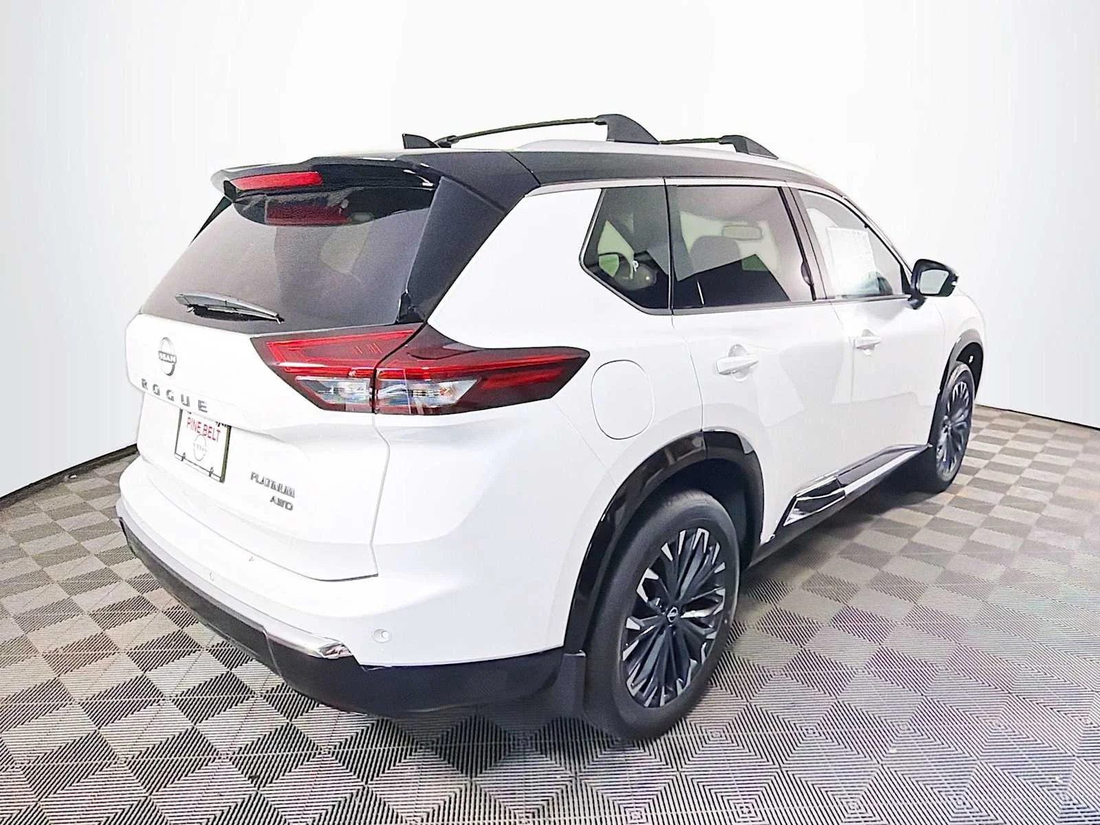 New 2026 Everest White Pearl TriCoat / Super Black Two-tone Nissan Platinum image 2