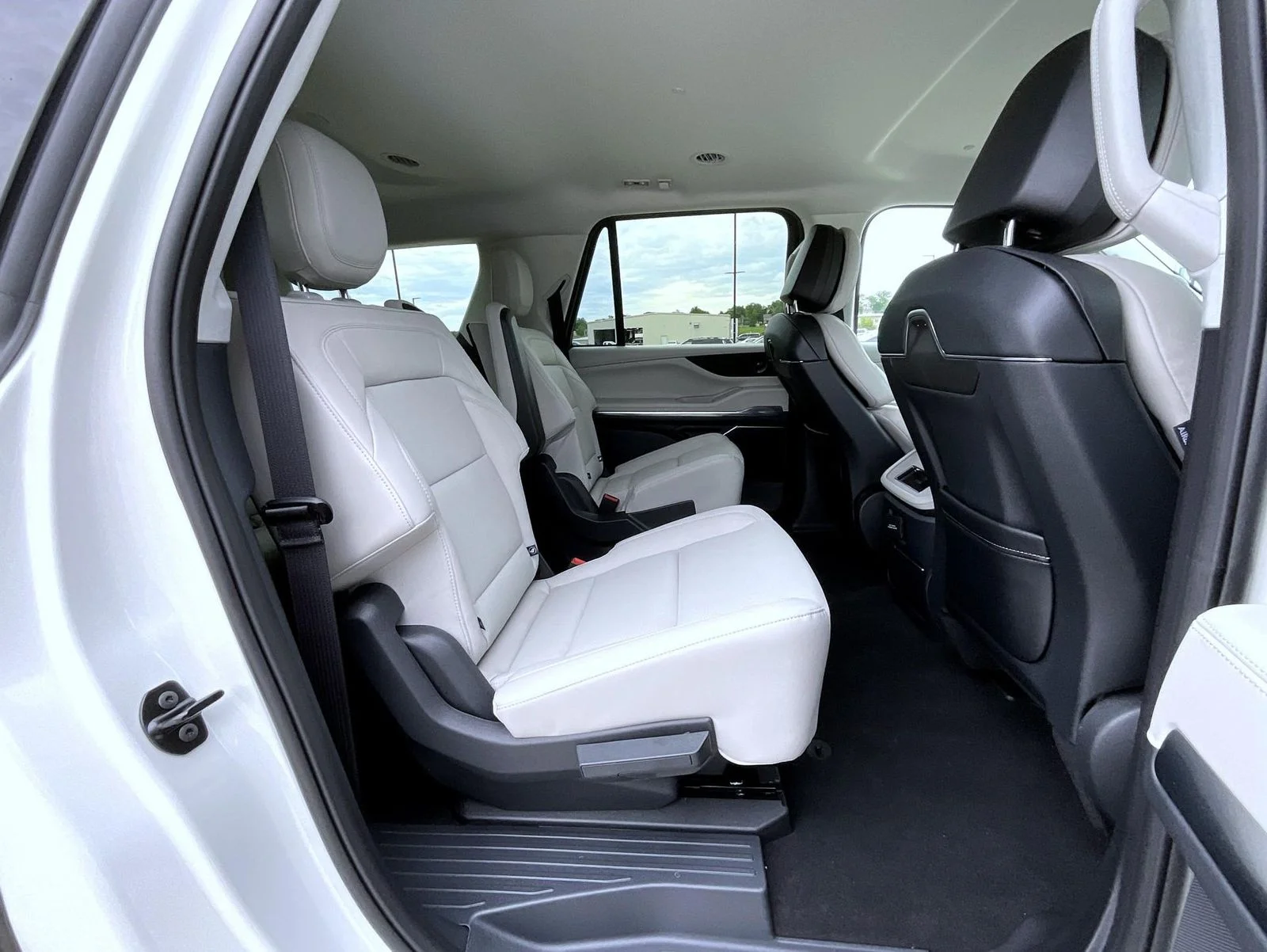 New 2026 White Lincoln Premiere image 19