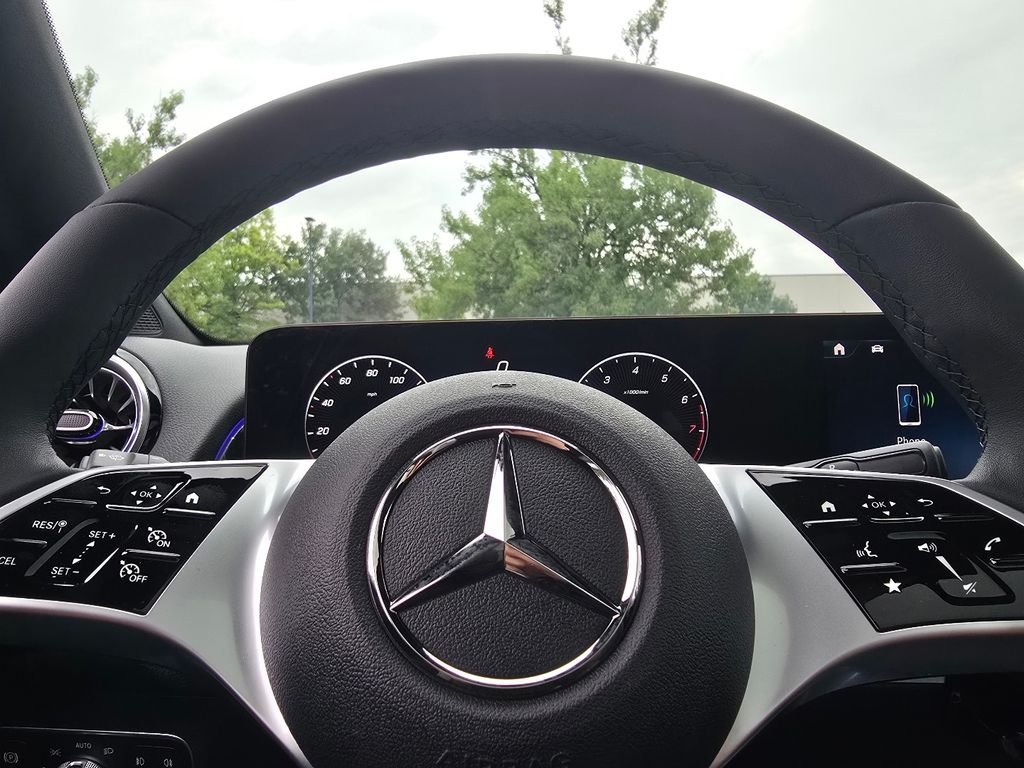 New 2026 Polar White Mercedes-Benz GLB 250 image 26