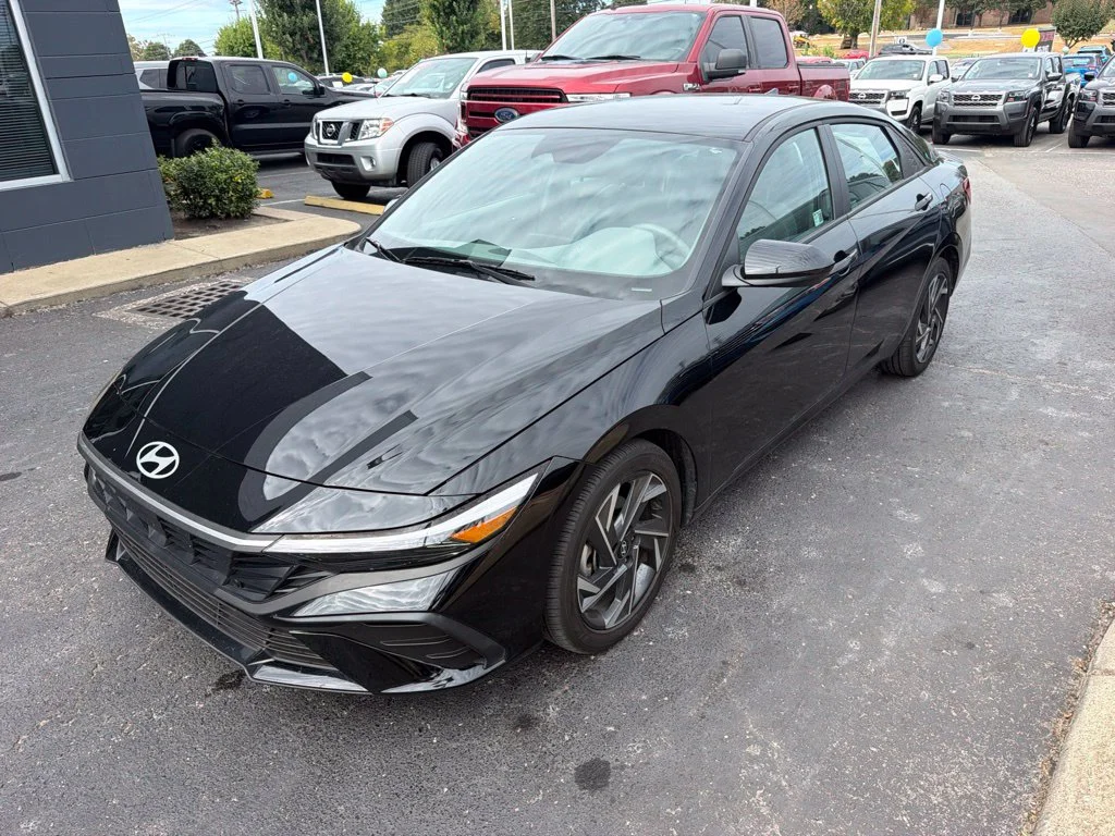 Used 2025 Abyss Black Hyundai SEL Sport image 2