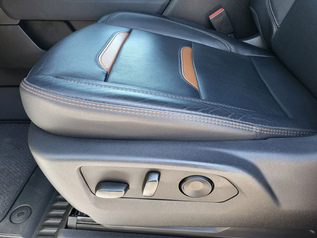 Used 2025 Summit White GMC AT4 image 19