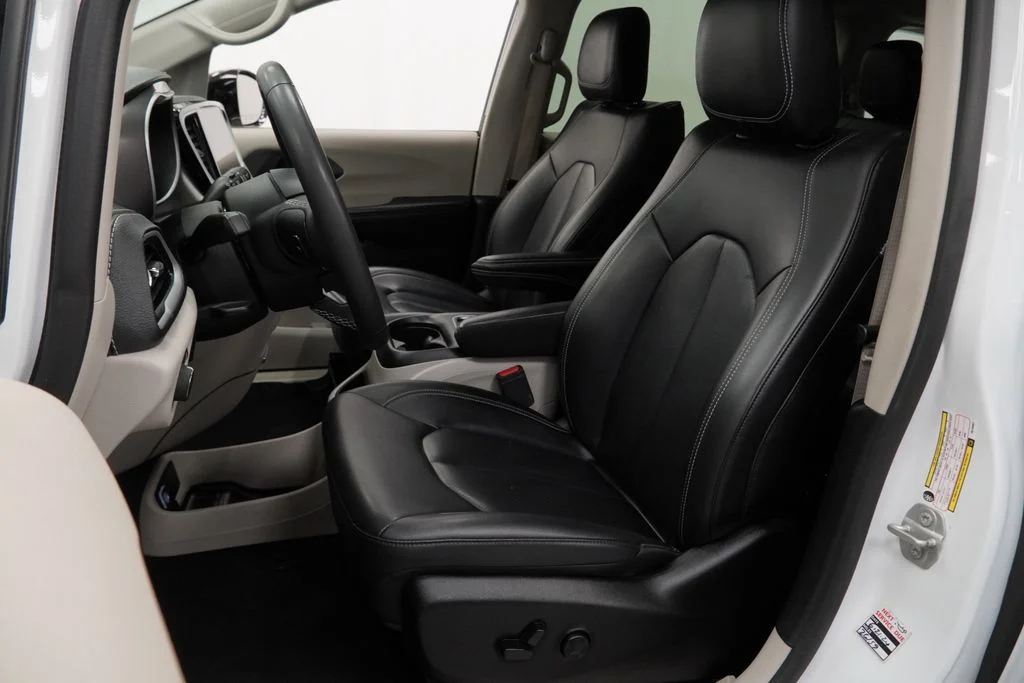 Used 2024 White Chrysler Select image 3