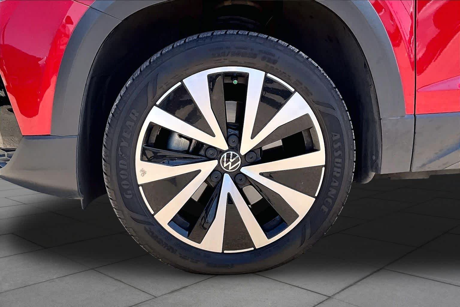 Used 2023 Kings Red Metallic Volkswagen SE image 11