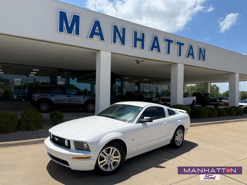 Used 2006 Performance White Clearcoat Ford GT Premium image 1
