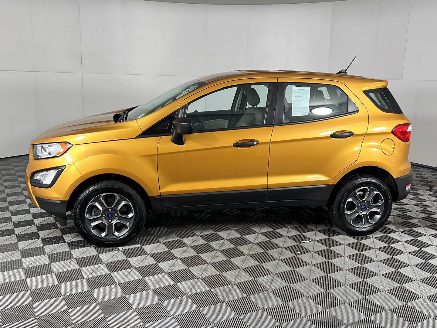 Used 2022 Luxe Yellow Ford S image 17