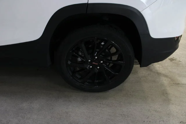 Used 2023 SUMMIT WHITE GMC SLE image 32