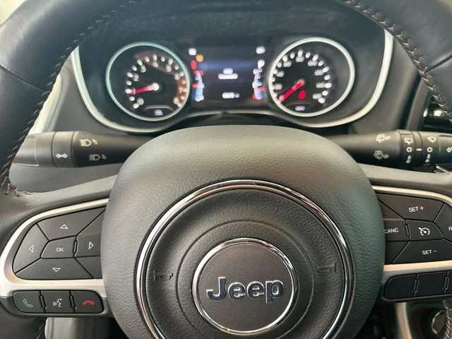 Used 2018 Silver Jeep Latitude image 12