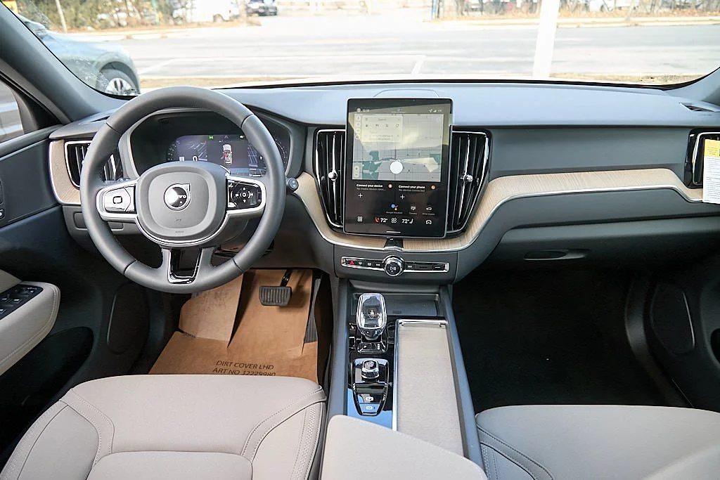 New 2026 Crystal White Volvo Plus image 25