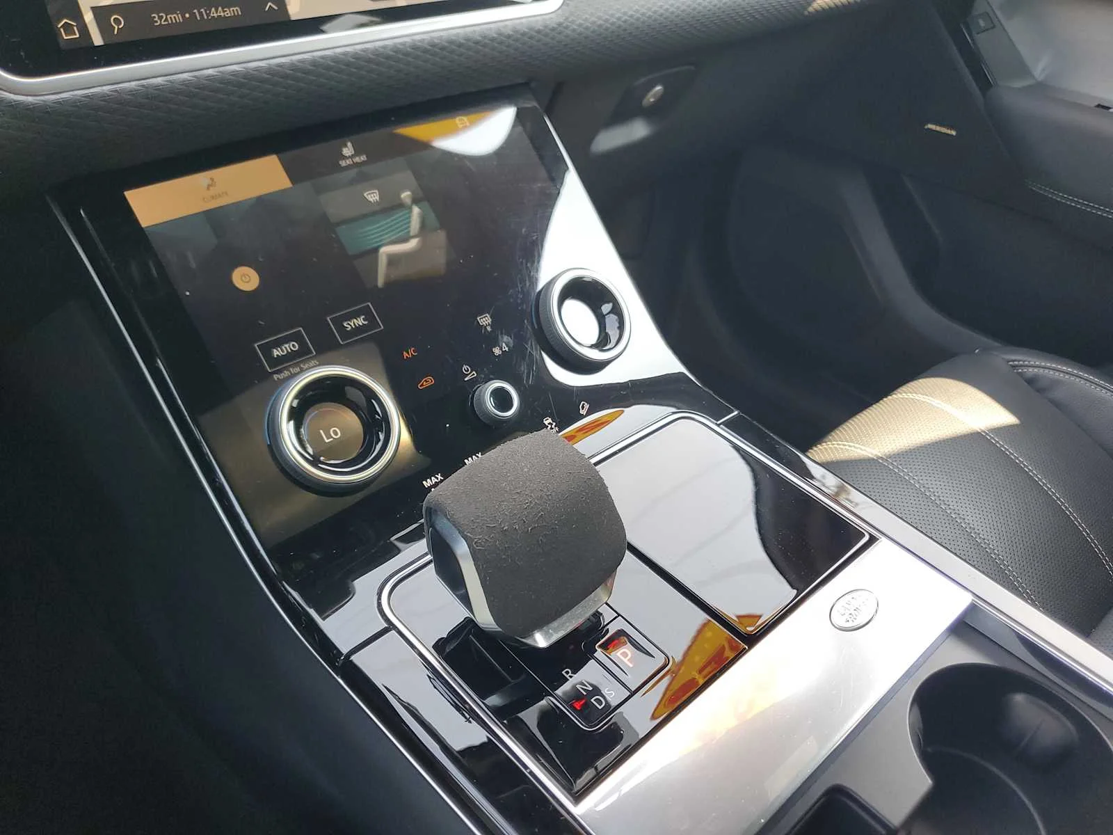 Used 2023  Land Rover R-Dynamic S image 33