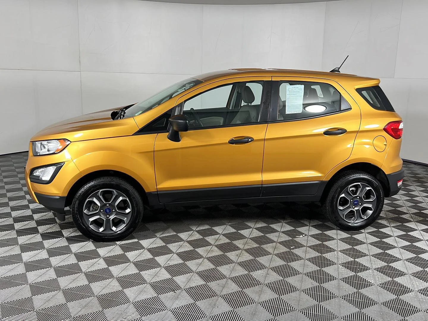 Used 2022 Luxe Yellow Ford S image 17