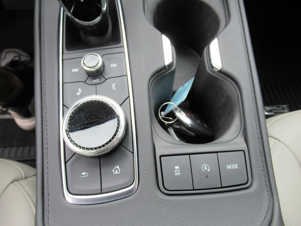 Used 2023  Cadillac Luxury image 18
