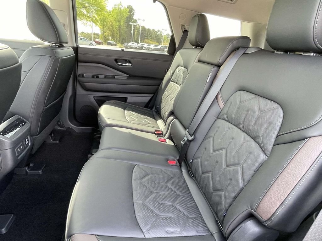 New 2026 Boulder Gray Pearl / Super Black Two-tone Nissan Platinum image 12
