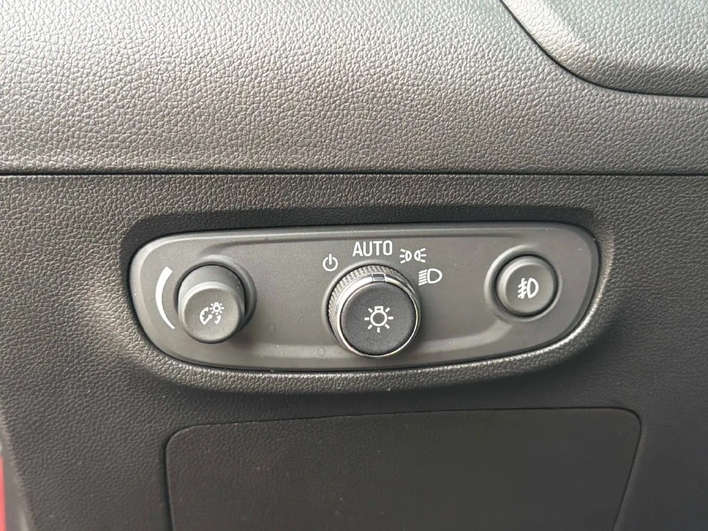 Used 2023 Red Buick Select image 33