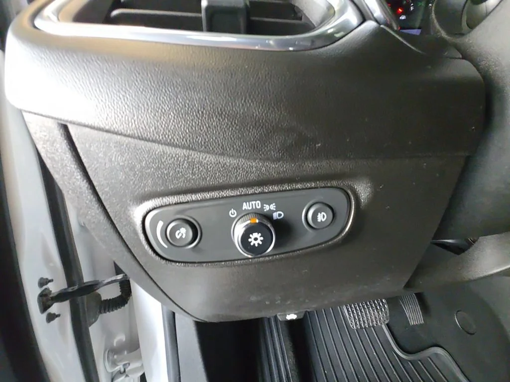 Used 2020 IRIDESCENT PEARL TRICOAT Chevrolet Premier image 26