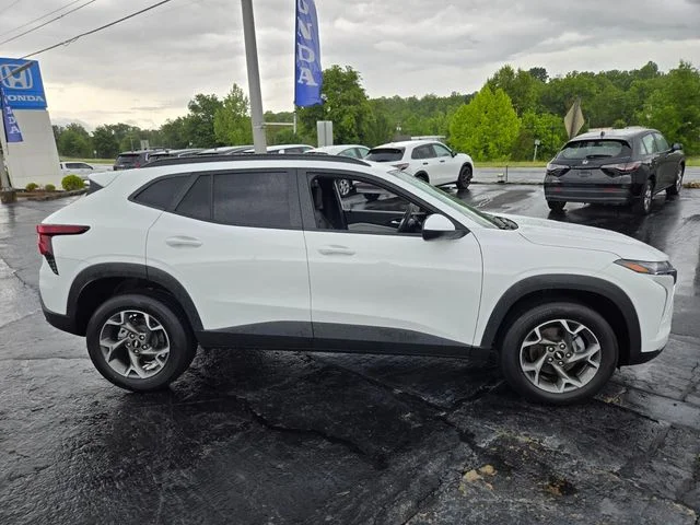 Used 2025 White Chevrolet LT image 12