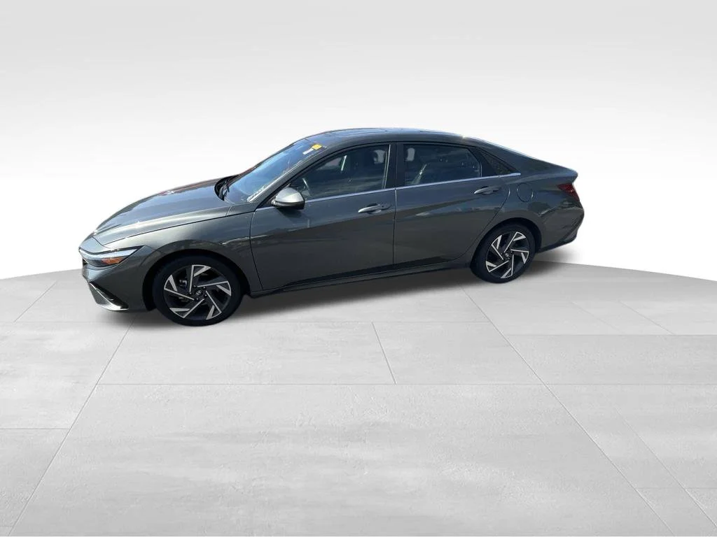 Used 2025 Gray Hyundai SEL Convenience image 3