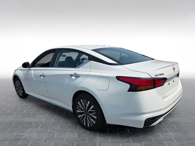 Used 2025 White Nissan 2.5 SV image 5