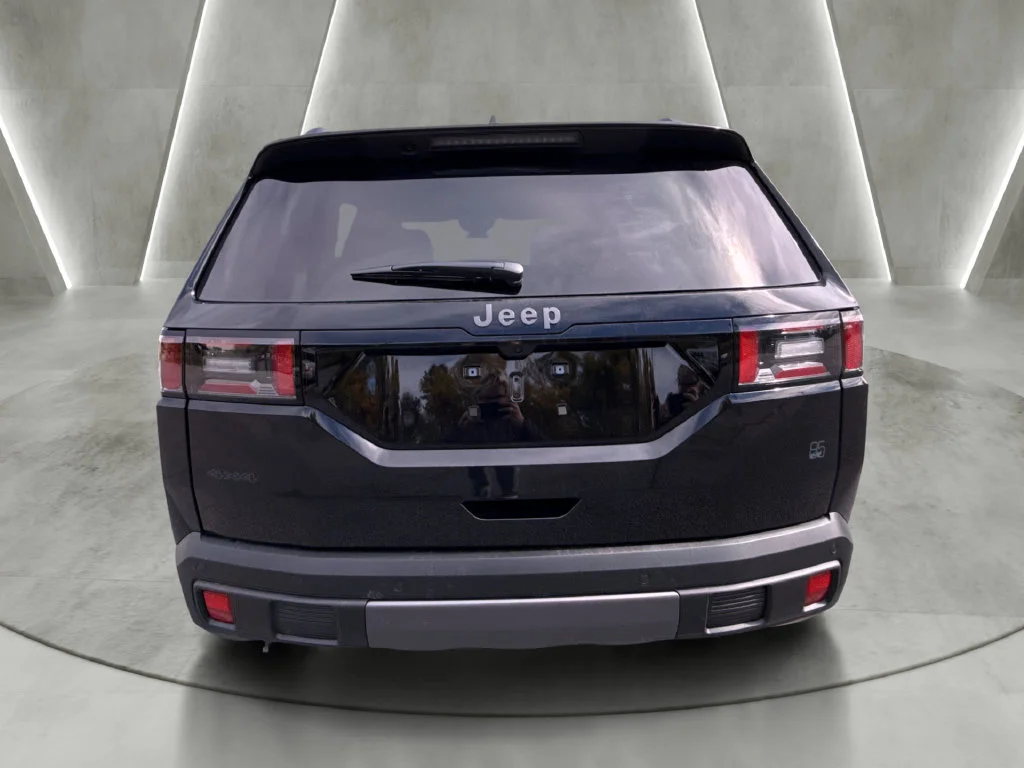 New 2026 Diamond Black Crystal Pearl-Coat Exterior Paint Jeep  image 4