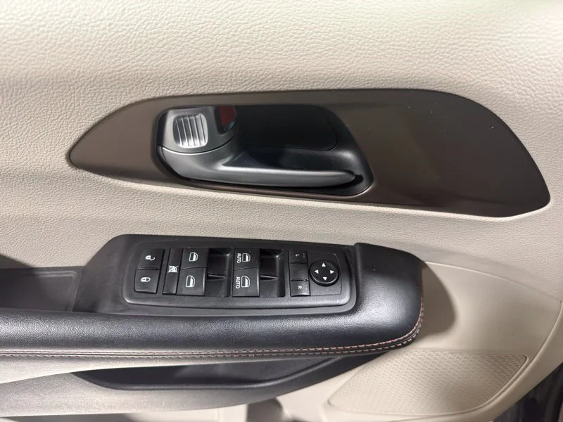 Used 2018 Gray Chrysler Touring L image 20