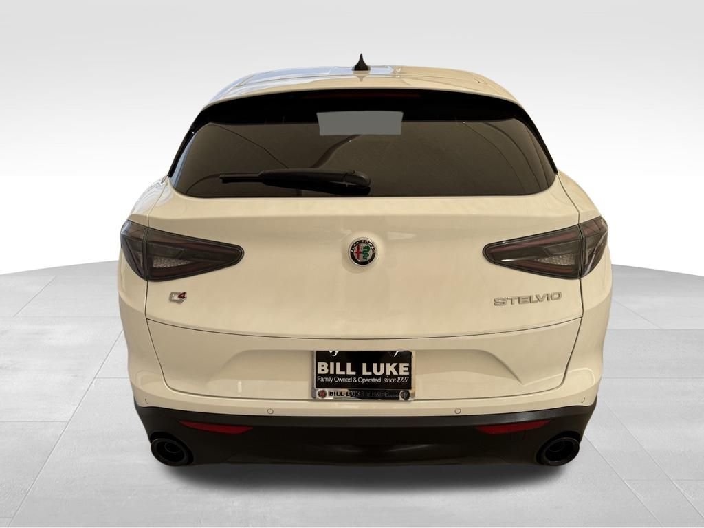 New 2026 Milano White Exterior Paint Alfa Romeo Base image 6
