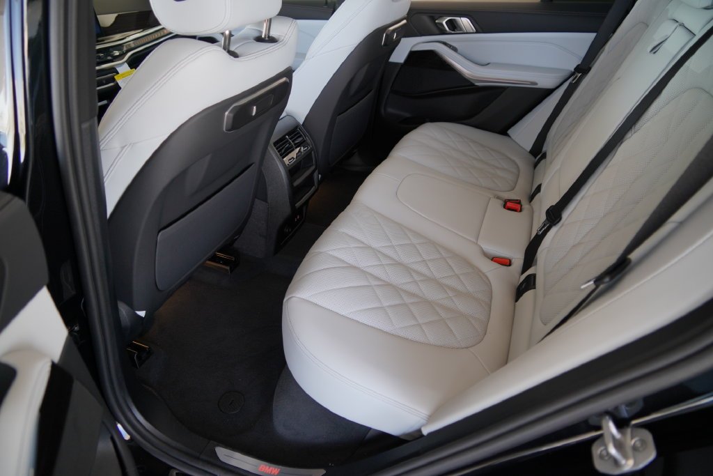 New 2026 Black Sapphire Metallic BMW xDrive50e image 33