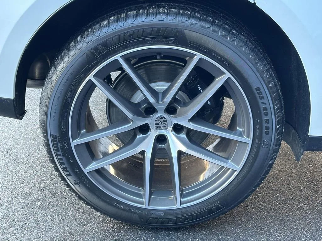 2026 Porsche Macan - Photo 9