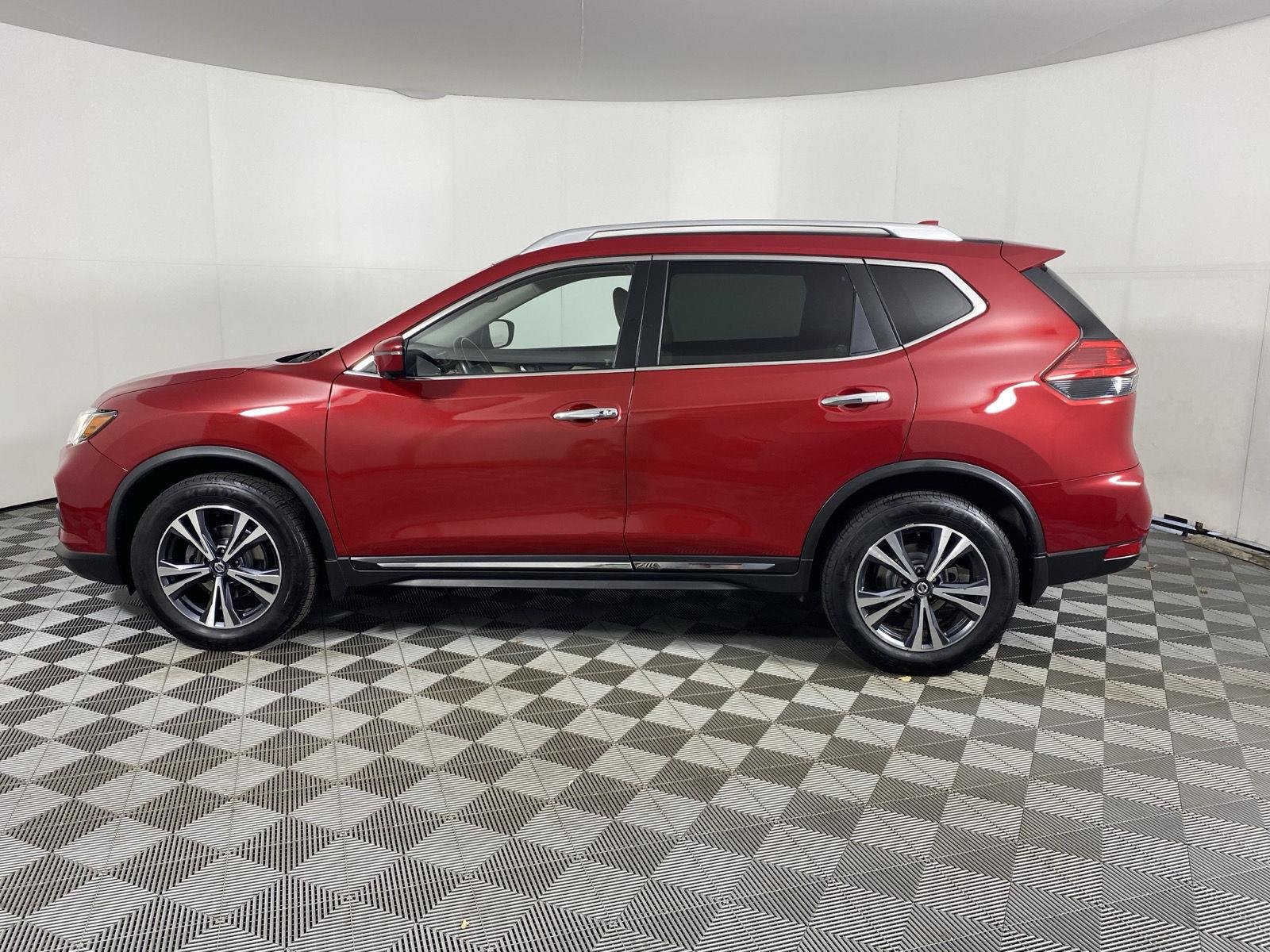 Used 2017 Palatial Ruby Nissan SL image 4