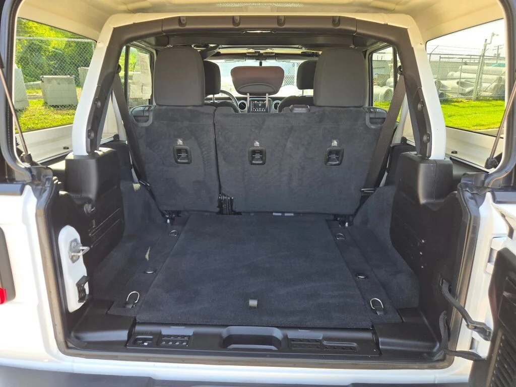 Used 2019 White Jeep Unlimited Sahara image 17