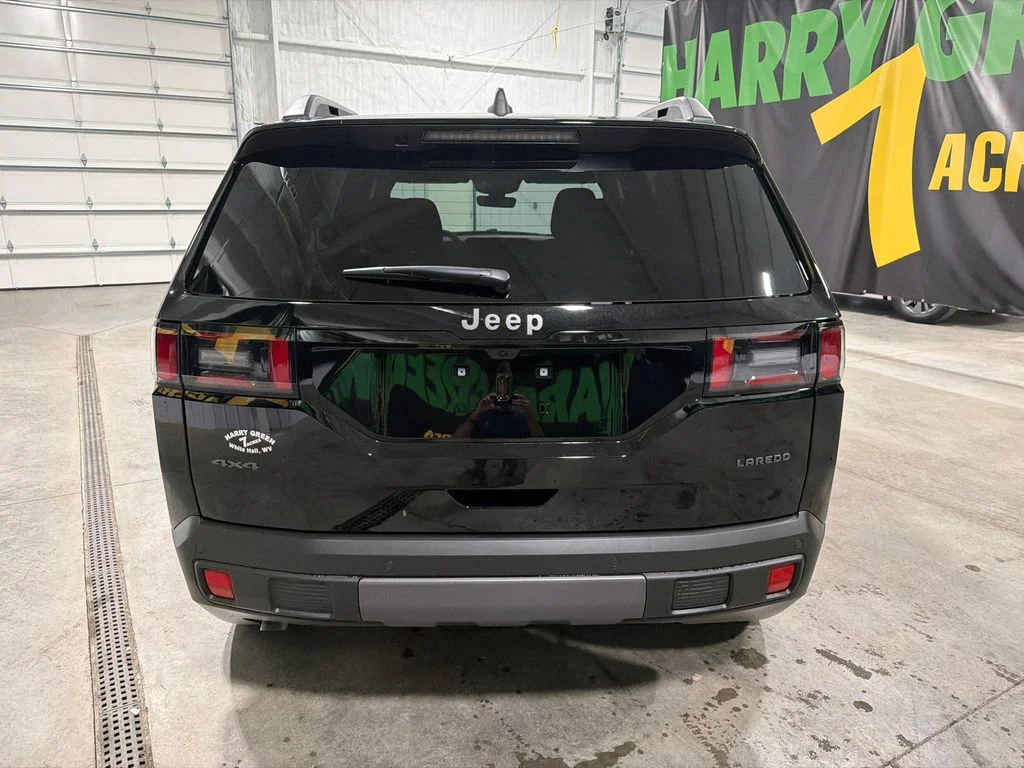 New 2026 Diamond Black Crystal Pearl-Coat Exterior Paint Jeep Laredo image 7